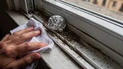 Come pulire i binari delle finestre scorrevoli con una pallina di alluminio