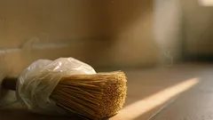 Il trucco del sacchetto di plastica sulla scopa per raccogliere polvere e peli in un attimo