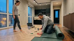 Pavimento laminato a spina di pesce: pro e contro rispetto al flottante