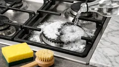 Aceto bianco e bicarbonato in cucina: quando funzionano davvero e quando no