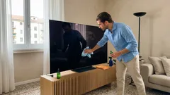 Pulire lo schermo della TV senza aloni: il metodo sicuro in 7 passaggi