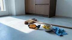 Il trucco acqua e limone per la scopa che cattura la polvere senza farla volare