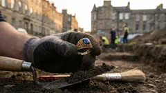 Scoperto a Tønsberg un anello d’oro medievale con gemma blu: cosa rivela lo scavo urbano