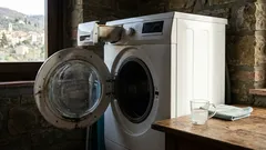 Come eliminare l’odore di muffa dalla lavatrice con aceto bianco e una routine mensile