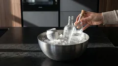 Ghiaccio e sale: il trucco per raffreddare le bevande in 5 minuti