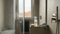 Macchie bianche sul box doccia: perché compaiono e come eliminarle con l’aceto